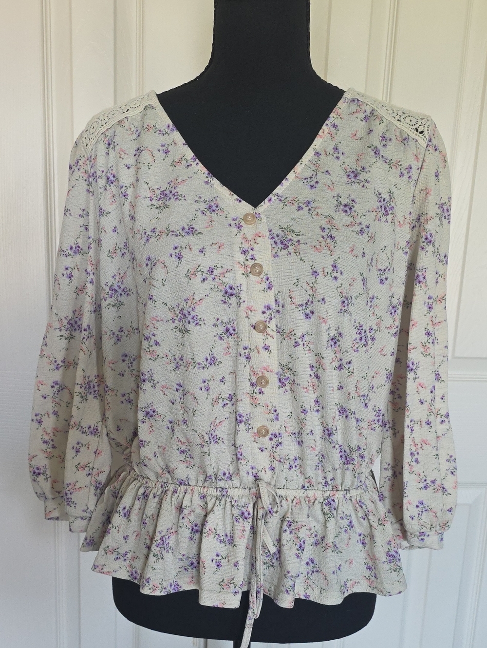 MELLODAY Cream Floral Button-Front Peplum Blouse